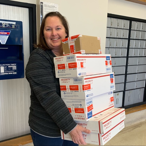 Meet your Posh Ambassador Liz - Picture 2 of 9